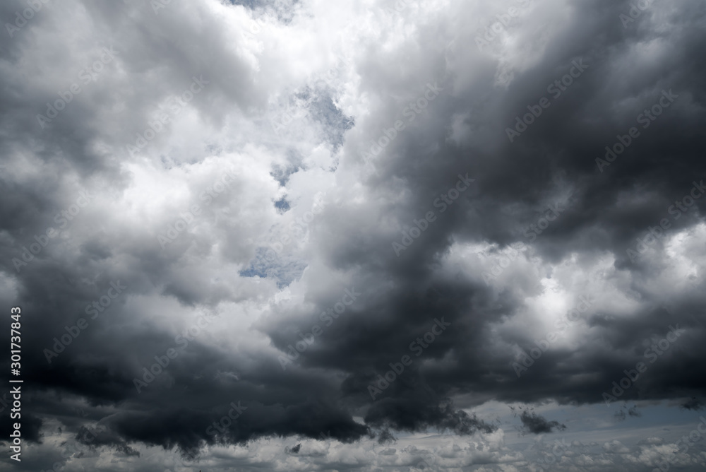 Obraz premium dark storm clouds with background,Dark clouds before a thunder-storm.