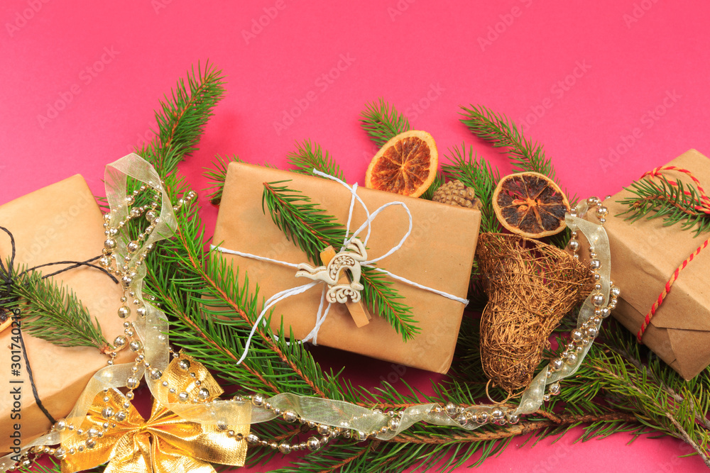 Obraz premium Christmas border. Christmas gifts, fir branches on color background. Flat lay, top view, copy space - Image