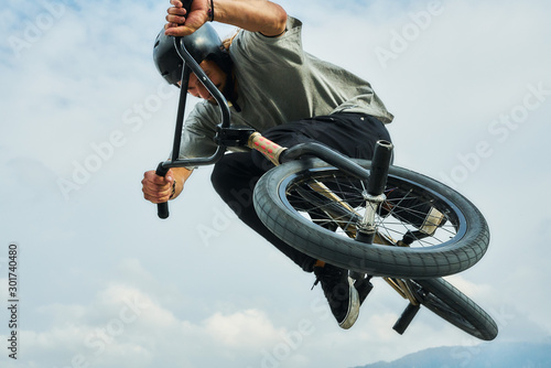 Платно Bmx rider is making extreme stunts.