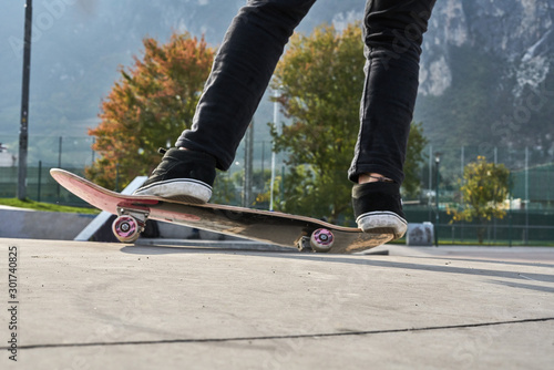 Skateboarder is making extreme stunts