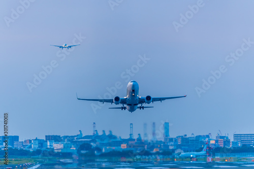 夕暮れに福岡空港を離発着するジェット機