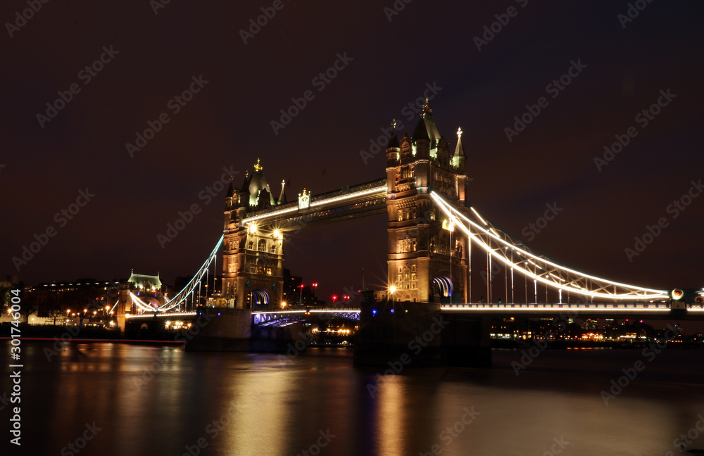Fototapeta premium Long Exposure night view of London Tower Bridge 