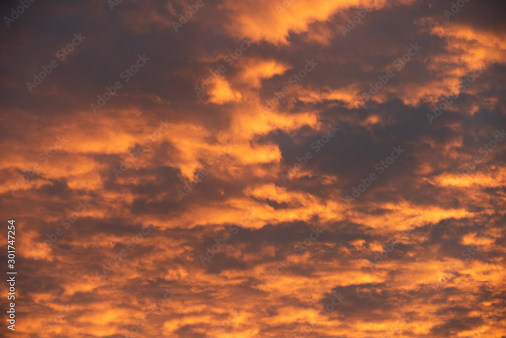 Wolken im Sonnenaufgang