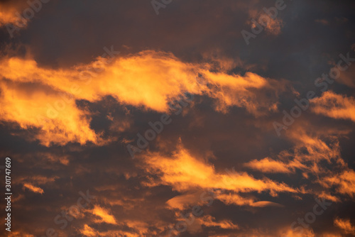Wolken im Sonnenaufgang © saumhuhn
