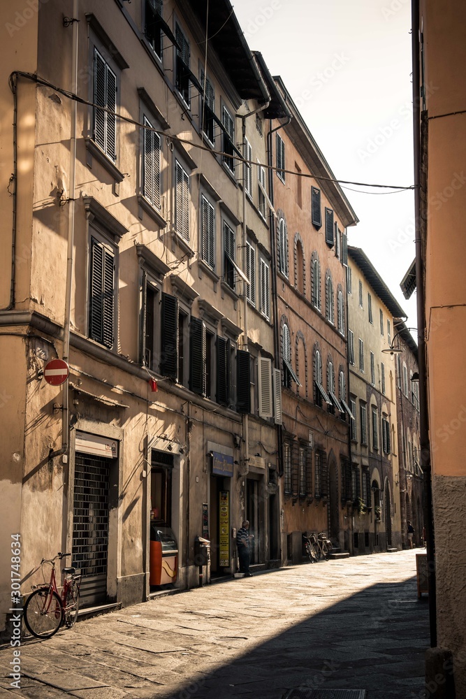 Ruelle à contre-jour en Italie, petite ville