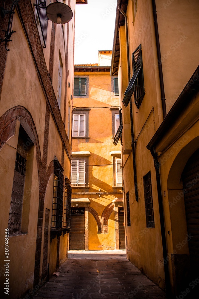 Ruelle colorée et lumineuse en Italie, murs classiques jaune