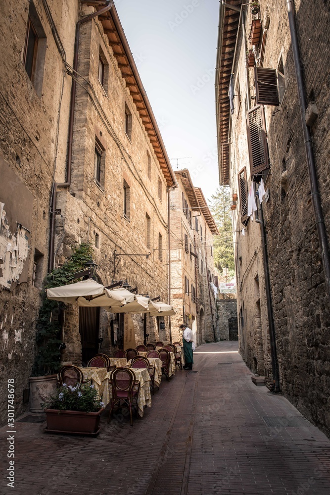 Restaurant en Italie dans une ruelle calme, architecture classique