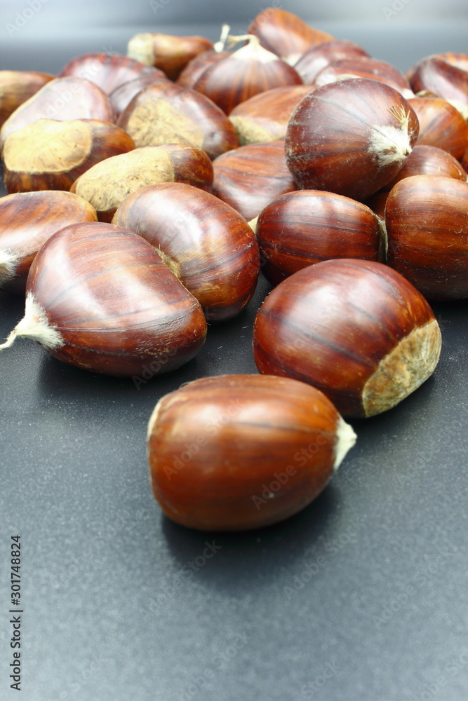 Obraz premium chestnuts isolated on black background