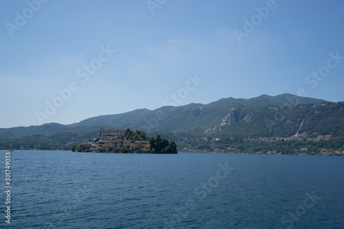 Une ile au milieu d'un lac avec des habitations