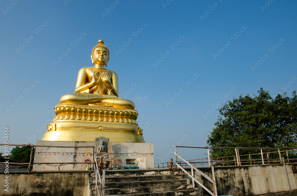 Fototapeta premium golden buddha statue