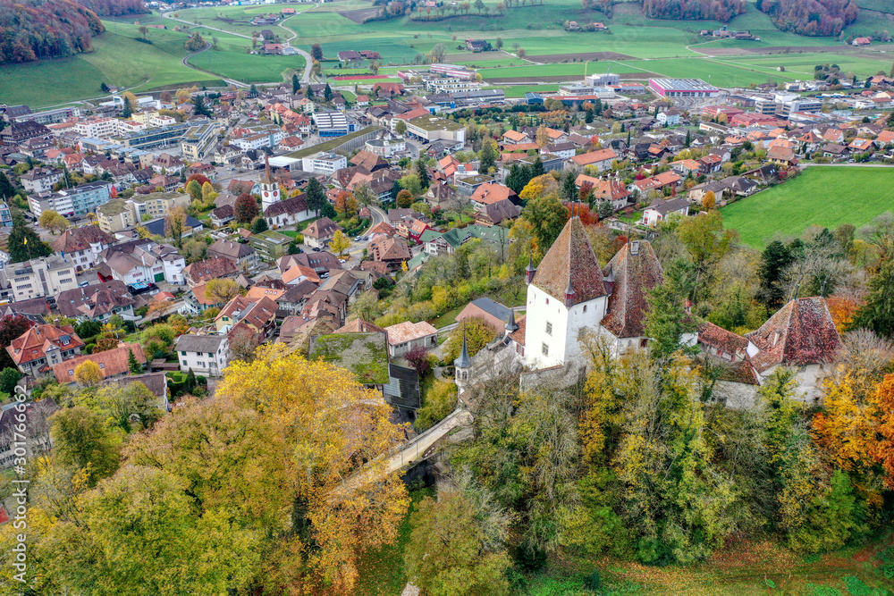 Worb und sein Schloss im Vordergrund, Schweiz