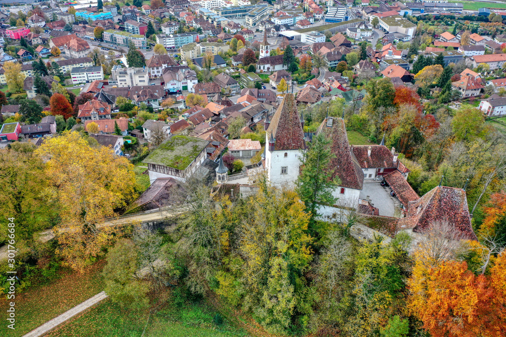 Luftaufnahme vom Schloss Worb in Bern