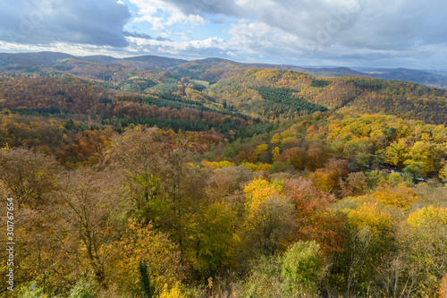 Blick über den Thüringer Wald im Herbstbei 'Sonne und bewölktem Himmel