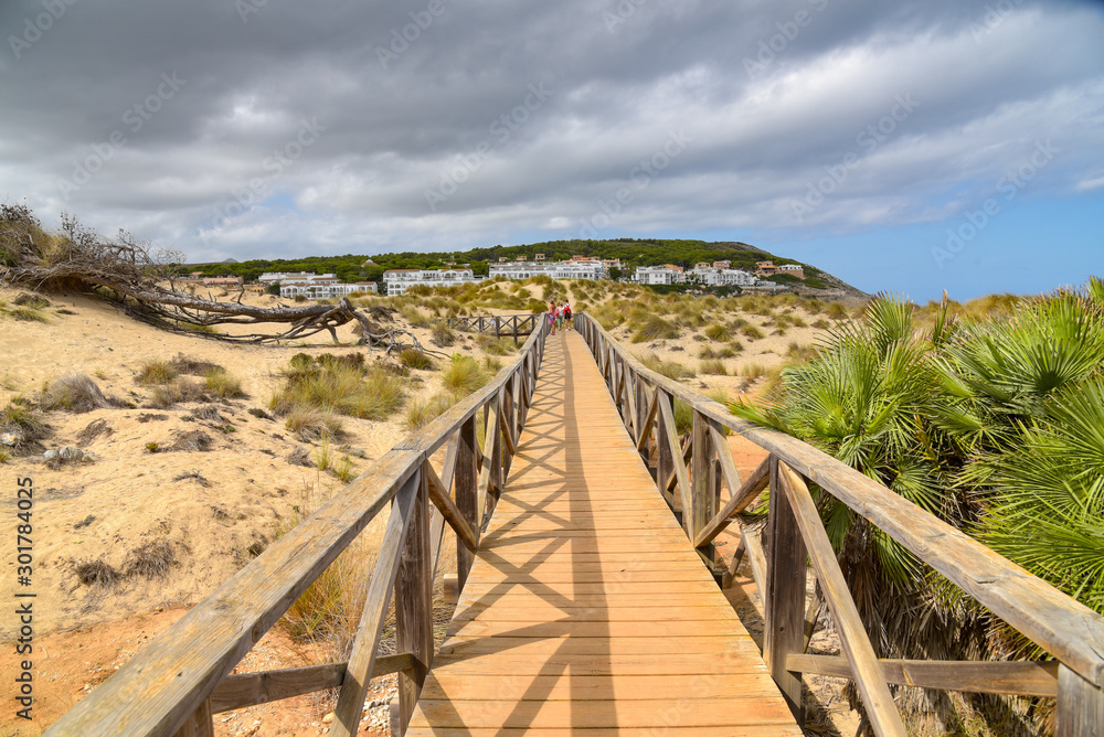 Obraz premium Holzsteg mit Dünenlandschaft in Cala Mesquida / Mallorca