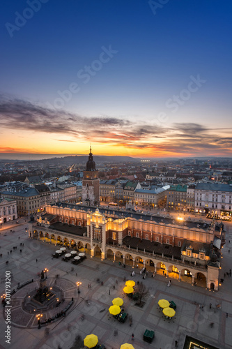 Rynek Główny w Krakowie podczas zachodu słońca, Sukiennice i Ratusz w tle,   Polska © danielszura
