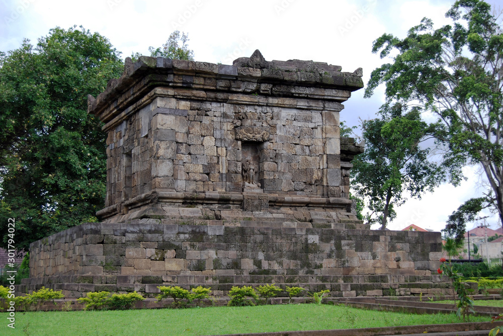 Badut Temple (Candi Badut) Badut Temple (Candi Badut)
