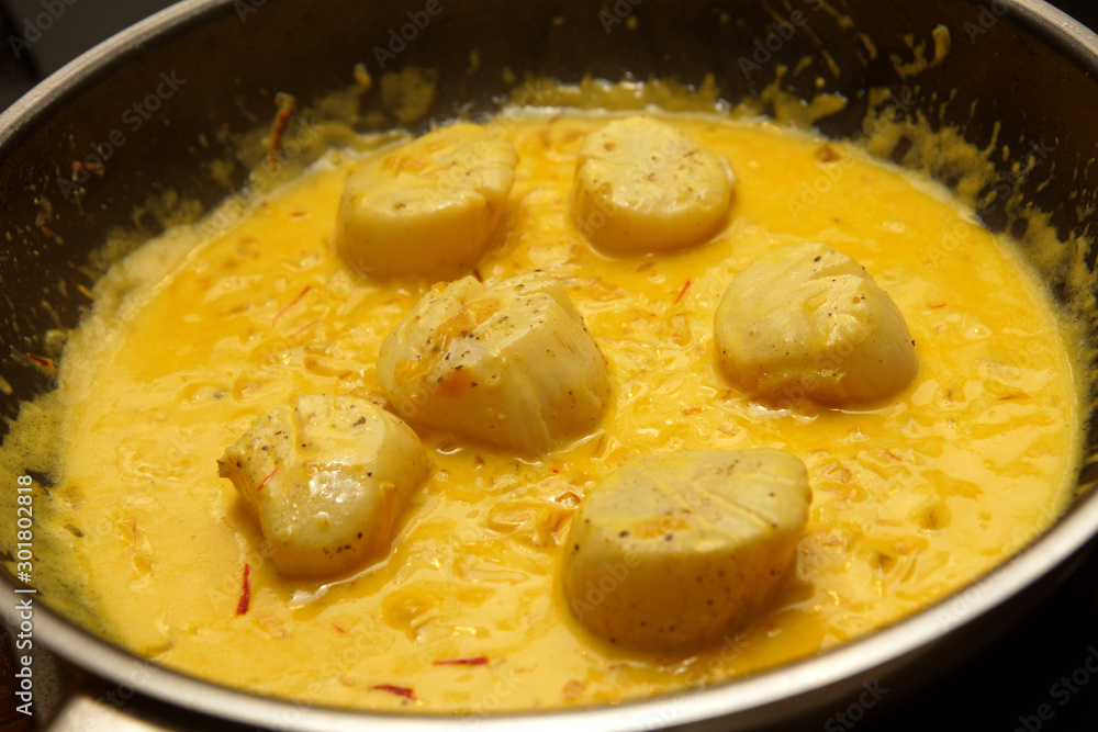 scallops with saffron saucein a pan scallops with saffron saucein a pan