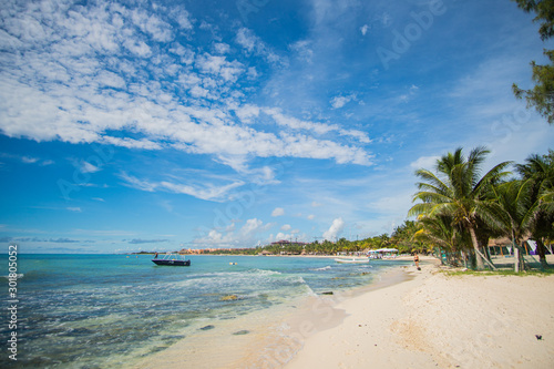 Fototapeta Naklejka Na Ścianę i Meble -  Beautiful mexican beach and sky at Caribbean Sea