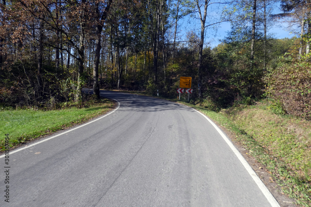 Fototapeta premium Staatsstraße 2421 von Stierhöfstetten nach Greuth
