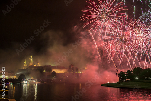 Pokaz sztucznych ogni podczas Wianków w Krakowie nad rzeką Wisła, Wawel w tle
