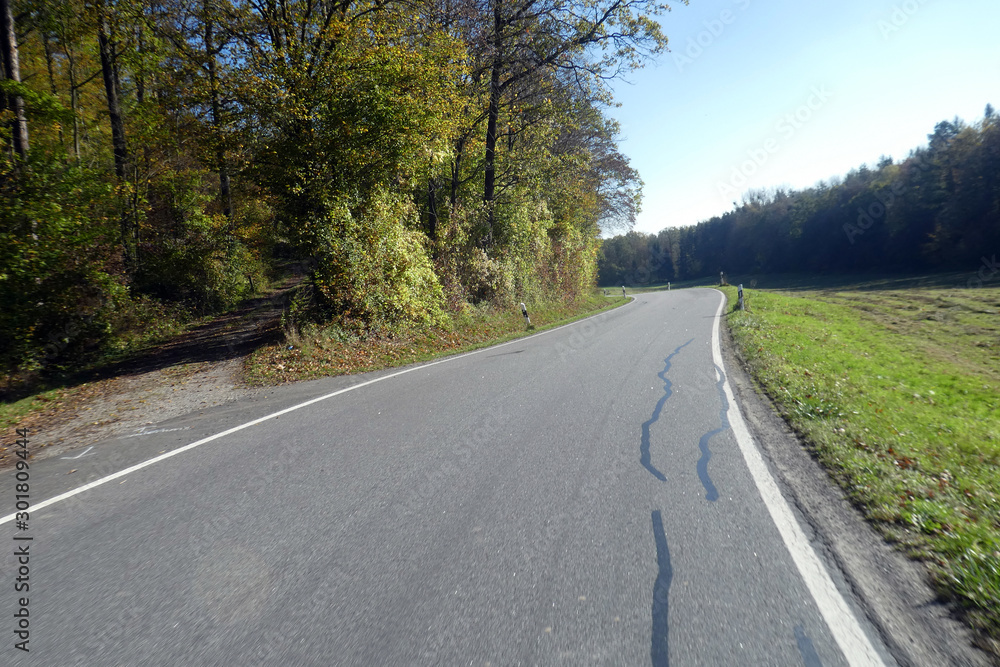 Fototapeta premium Staatsstraße 2421 von Stierhöfstetten nach Greuth