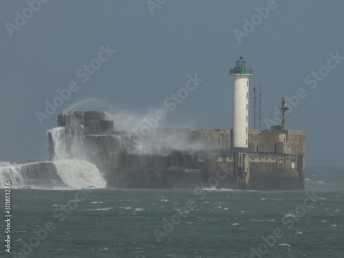 Fotografija phare boulogne sur mer avec vague