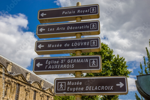 Fototapeta Naklejka Na Ścianę i Meble -  Street signs in the Paris