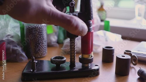 The hunter prepares for the hunt - he creates cartridges himself. The hunter to prepare for the hunt - he creates cartridges. Do it yourself.