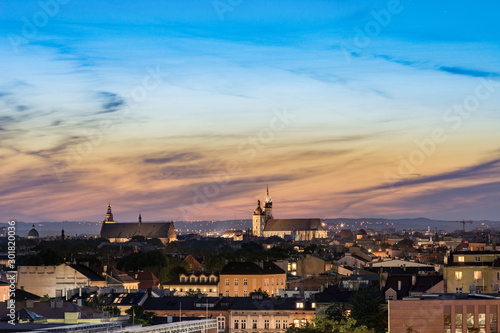 Widok na Stare Miasto w Krakowie po zachodzie słońca, Bazylika Mariacka, Polska © danielszura