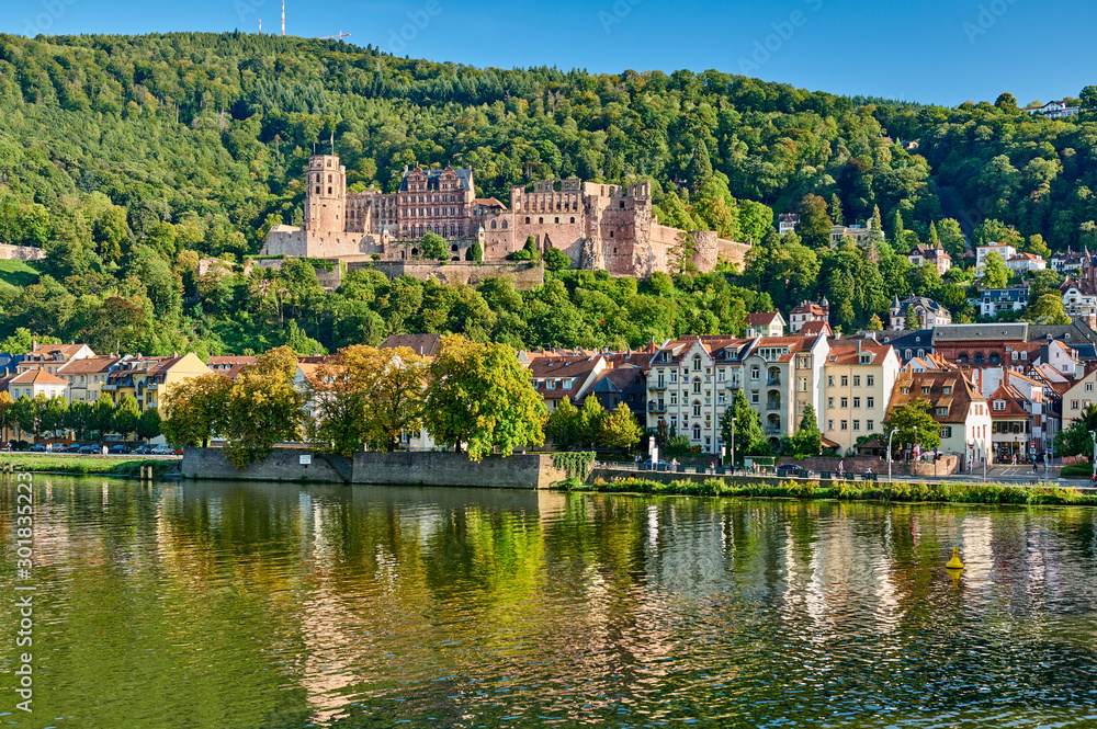 Obraz premium Heidelberg town with old Karl Theodor bridge and castle on Neckar river in Baden-Wurttemberg, Germany