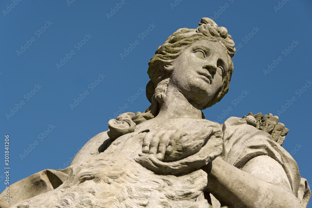 Barocke Statue, Artemis Göttin der Jagd, des Waldes, der Geburt und des Mondes