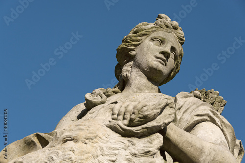 Barocke Statue, Artemis Göttin der Jagd, des Waldes, der Geburt und des Mondes © bluedesign