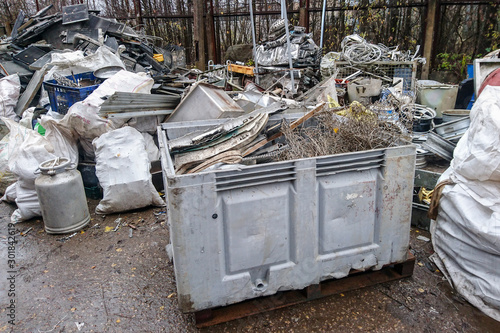 Tableau sur toile household and automotive non ferrous metal scrap collection point