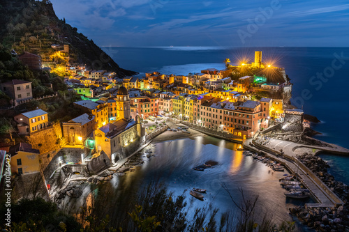 Vernazza nocą, Cinque Terre, Liguria, La Spezia, Włochy