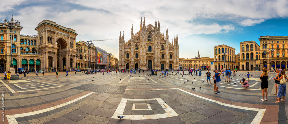 Obraz premium Katedra Duomo di Milano i galeria Vittorio Emanuele na placu Piazza Duomo o wschodzie słońca, Mediolan, Włochy, Europa