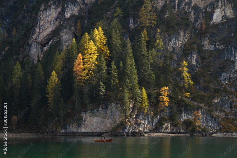 Bootsfahrt im Herbst am Pragser Wildsee mit schöner Bergkulisse in den Dolomiten in Südtirol Italien 2