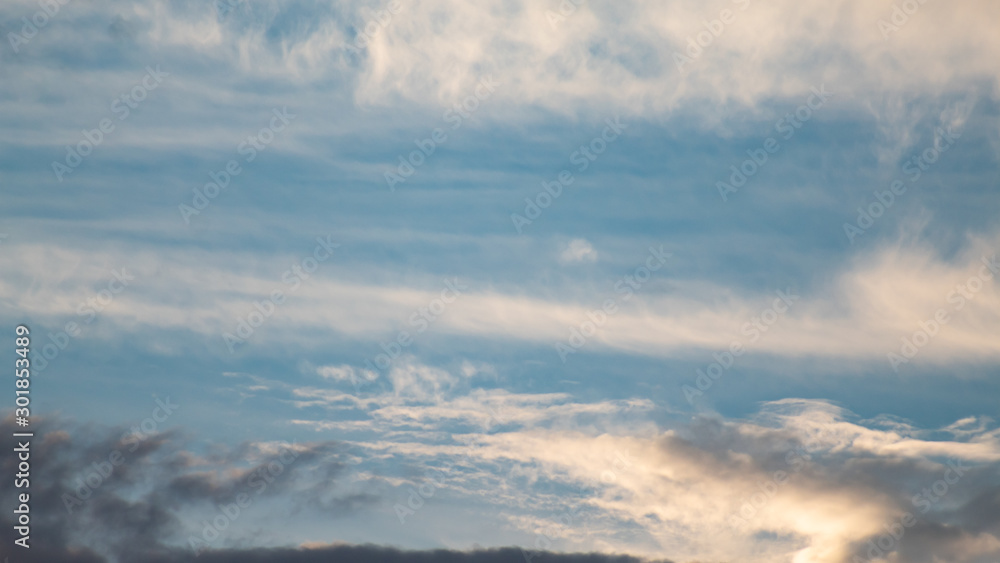 Nuvem brancas e cinzas com o céu azul de fundo