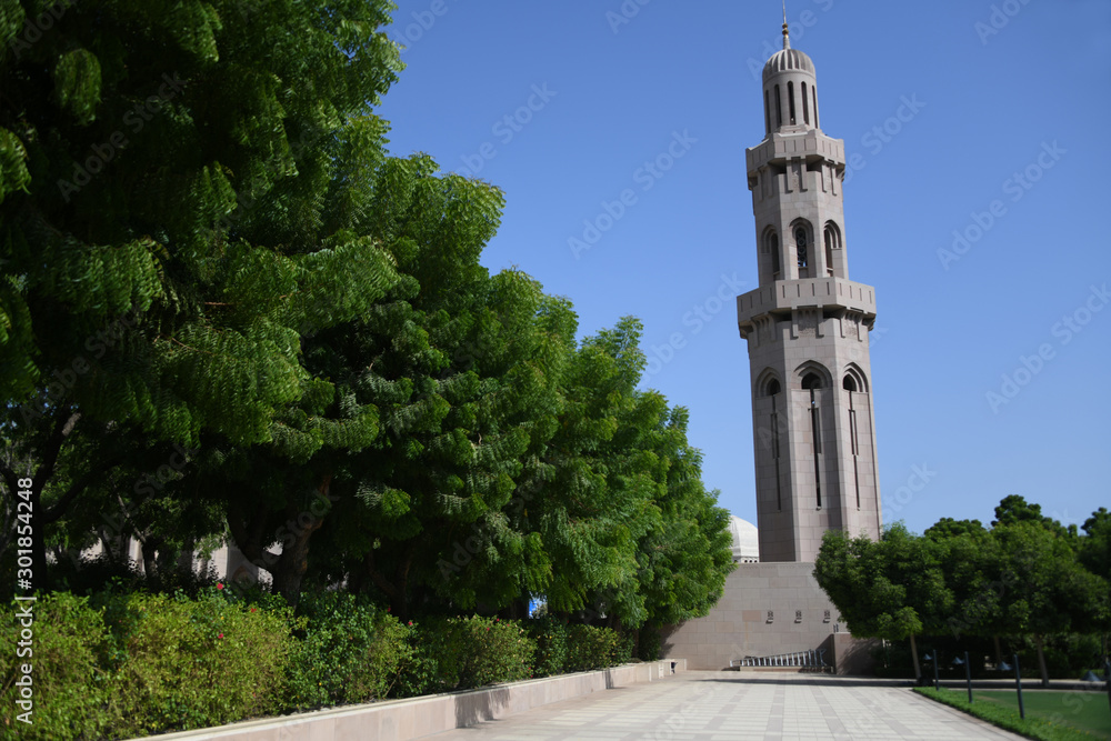 Minarett Moschee Qabus Oman Hauptminarett Sultan Muscat Muezzin Gebetsruf Sahn Qaboos Sehenswürdigkeit Zentralmoschee Hauptmoschee Islam Glauben Religion Muslim große 5 Säulen Musline Garten Bäume Bau