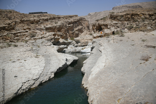 Das berühmte Wadi Bani Khalid liegt im Distrikt Schamal asch Scharqiyya im Hadschar Gebirge und in der Nähe der Muqal Höhle. Die Oase befindet sich im Sultanat Oman.