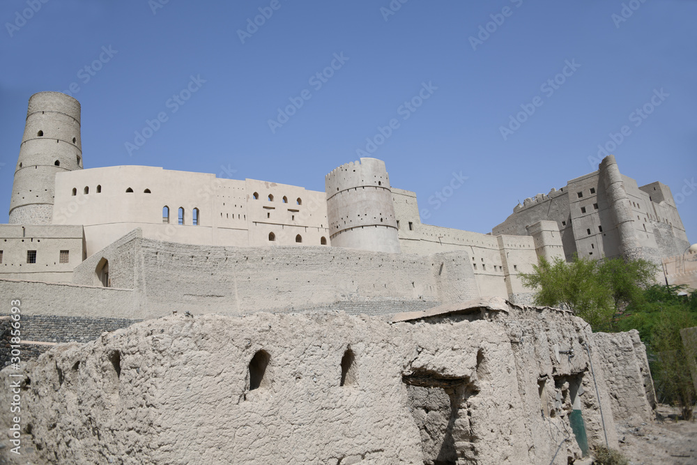 Die im 17. Jahrhundert erbaute große Festung Hisn Tamah in der Oasenstadt von Bahla, liegt am Fuße des Dschabal al Achdar Gebirges. Sie wurde aus traditionellem Baumaterial errichtet.