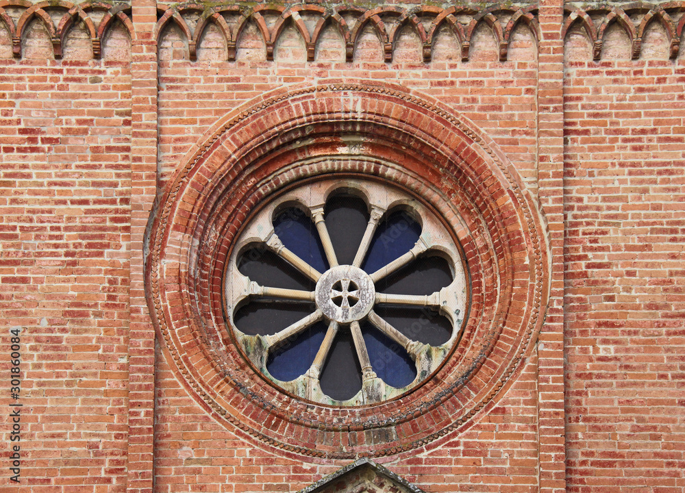il rosone sulla facciata della chiesa dell'abbazia cistercense di Fontevivo