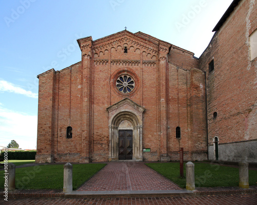 la facciata della chiesa dell'abbazia cistercense di Fontevivo photo