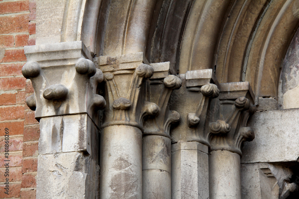 capitelli degli archi del portale; chiesa dell'abbazia cistercense di Fontevivo