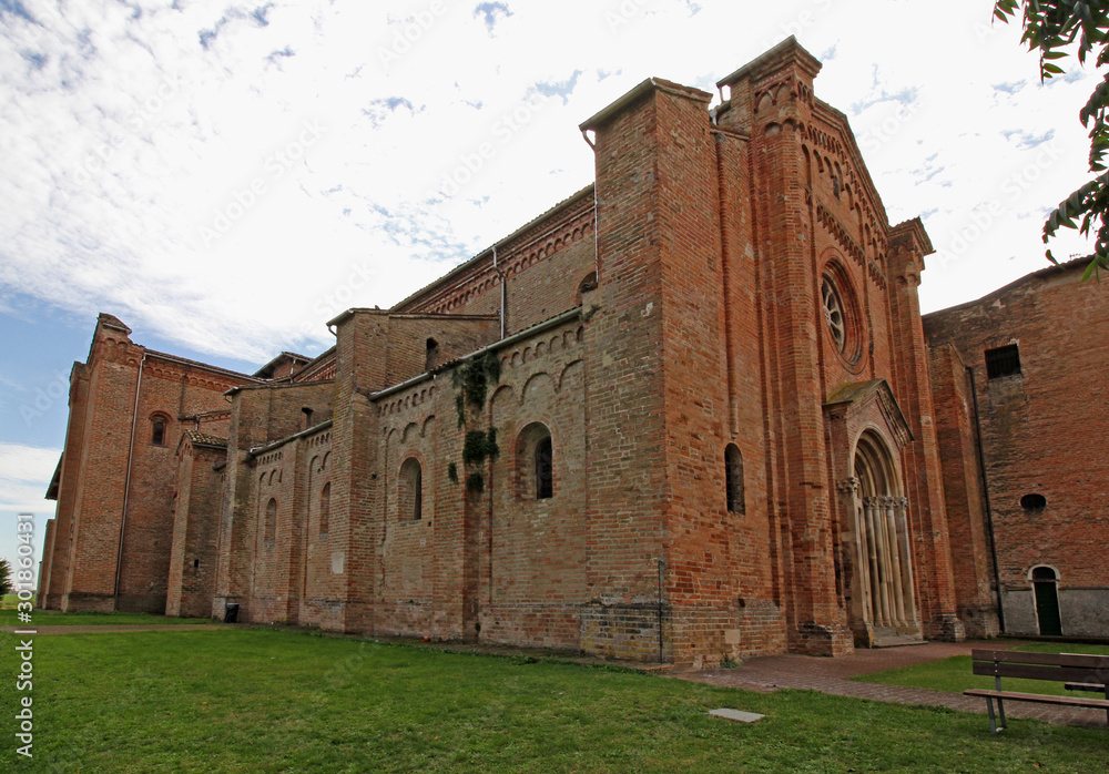 la chiesa dell'abbazia cistercense di Fontevivo