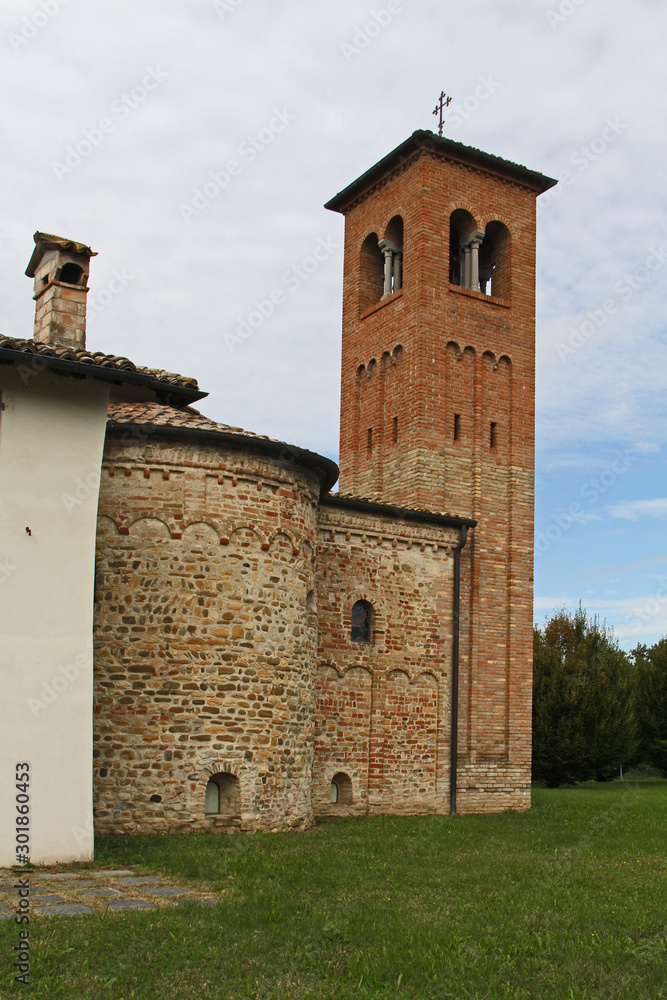vista dell'abside e del campanile della chiesetta romanica dei Santi Simone e Giuda, ora parrocciale di Sanguinaro (Parma)