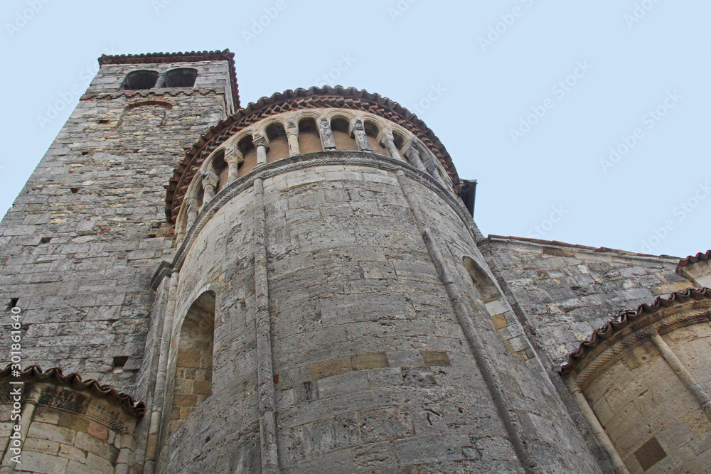 abside e campanile della chiesa romanica di San Giorgio a Vigoleno (Piacenza)