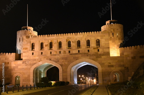 Das historische Stadttor al-Bab al-Kabir das „Große Tor“ in Muskat im Oman beherbergt das Stadtmuseum. photo