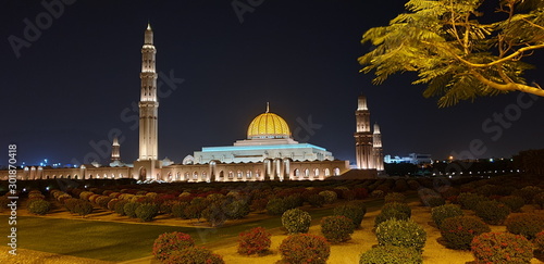 Moschee Oman Muscat Minarett Sultan Qabus Qaboos 10.Januar 2020  gestorben Trauer Kuppel Islam Kupfer Zentralmoschee Hauptmoschee Omanische Religion Große fünf  Muslime Muskat Nacht Tod Reisen Top 10  photo