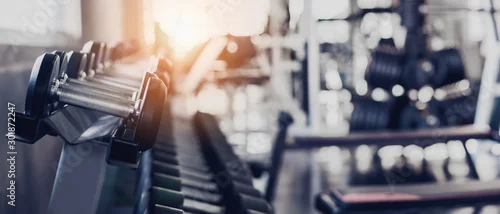 Obraz siłownia tło wnętrze hantle na stojaku w sali fitness i treningu