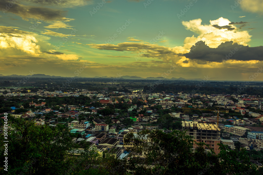 Obraz premium Natural background on high mountains, with the blurring of the wind, can see the surrounding scenery (trees, houses, roads and leaves). Beauty in the tourist spots.
